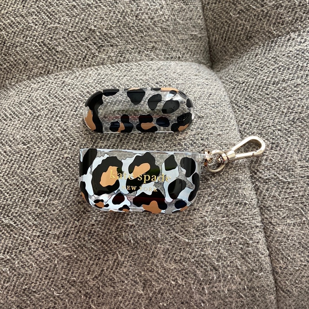 Kate Spade airpod case. Brand new. No scratches.